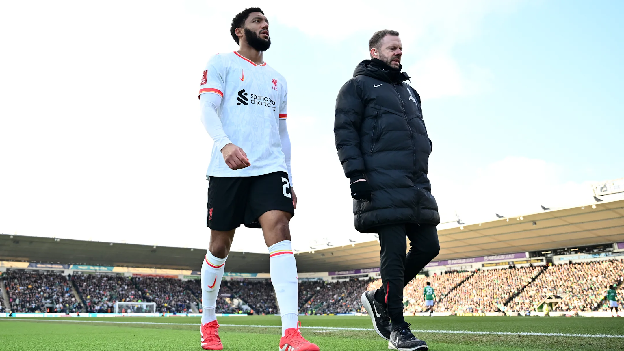 Gomez limped off injured / Dan Mullan/GettyImages