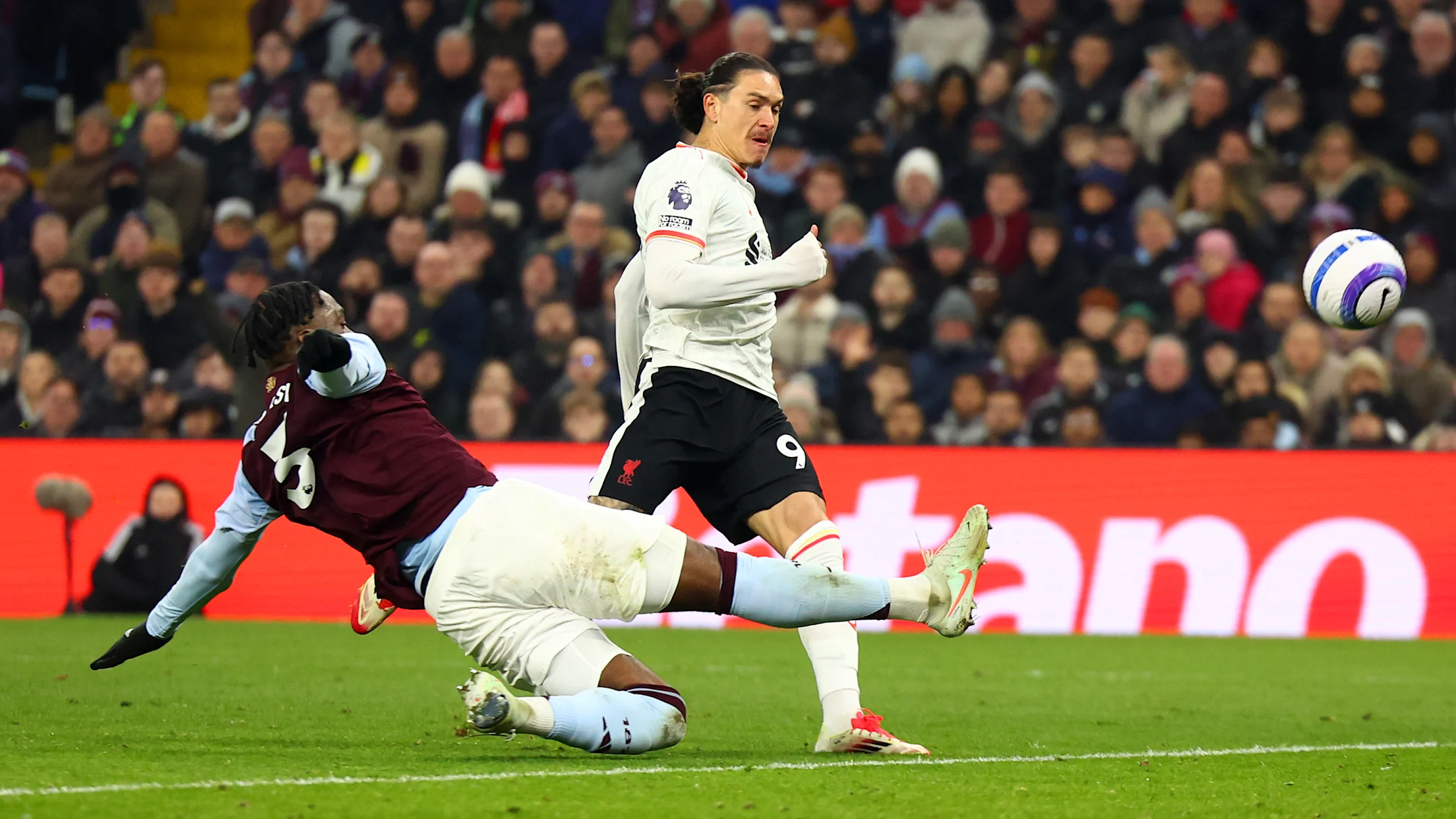 Nunez missed a glorious chance / Chris Brunskill/Fantasista/GettyImages