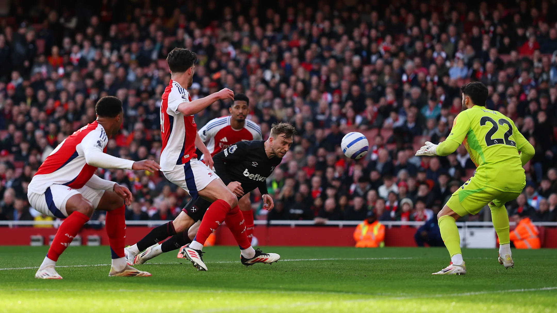 West Ham handed Arsenal their first home defeat in the league this term / Julian Finney/GettyImages