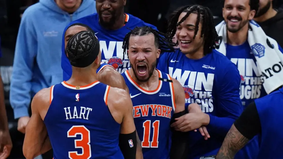 Brunson (number 11) scored 11 of his 29 points in the fourth quarter