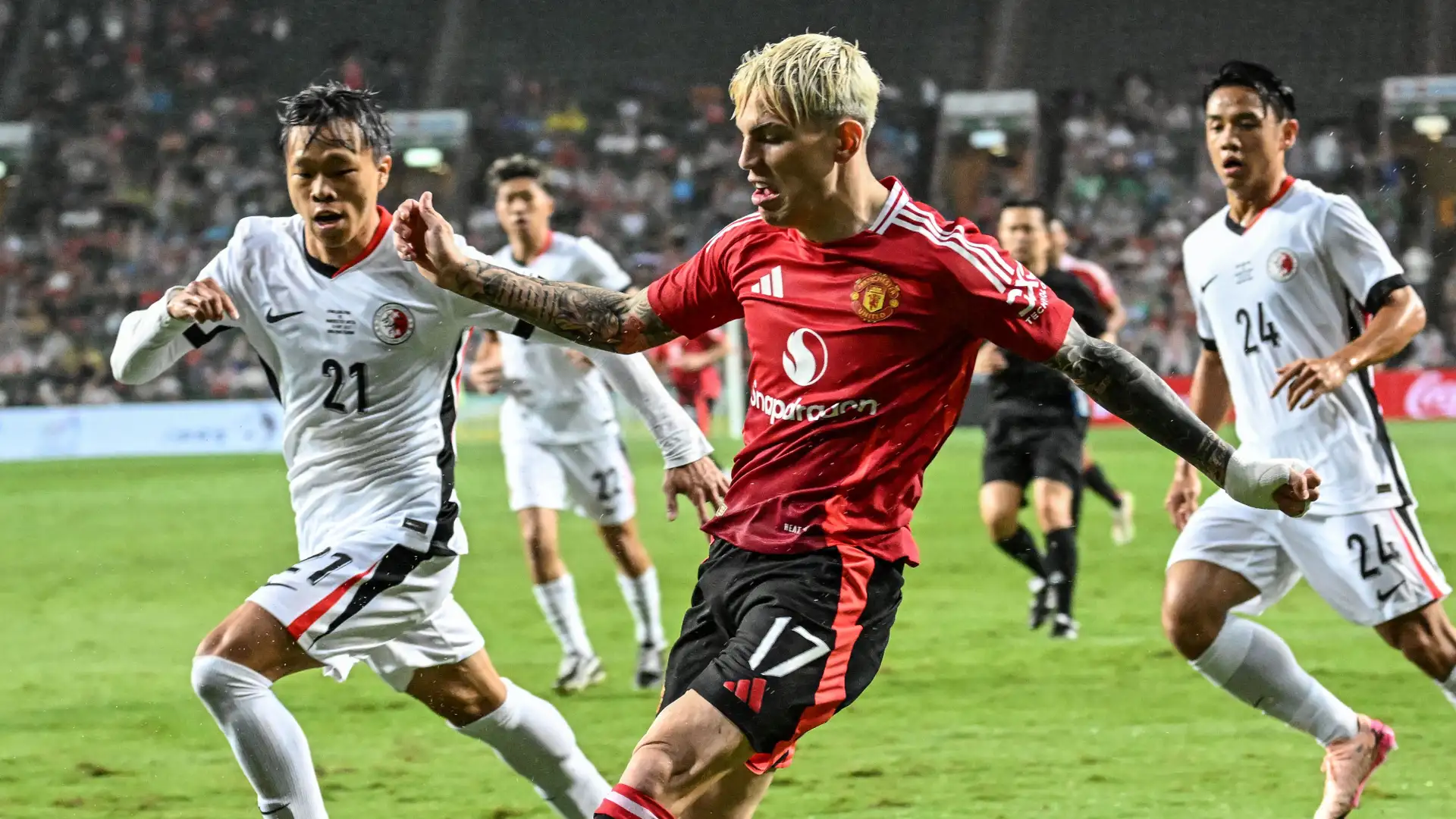 Manchester United players were "fuming" at their end-of-season trip to Asia and enjoyed a boozy flight.