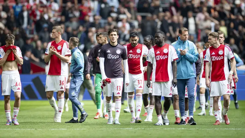 Ajax technical director Alex Kroes has reportedly told seven players they are no longer welcome at the club via WhatsApp.