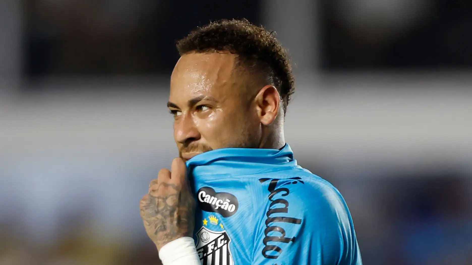 Neymar's father has made it clear he wants his son to stay at Santos as the Brazilian's contract ticks towards expiring.