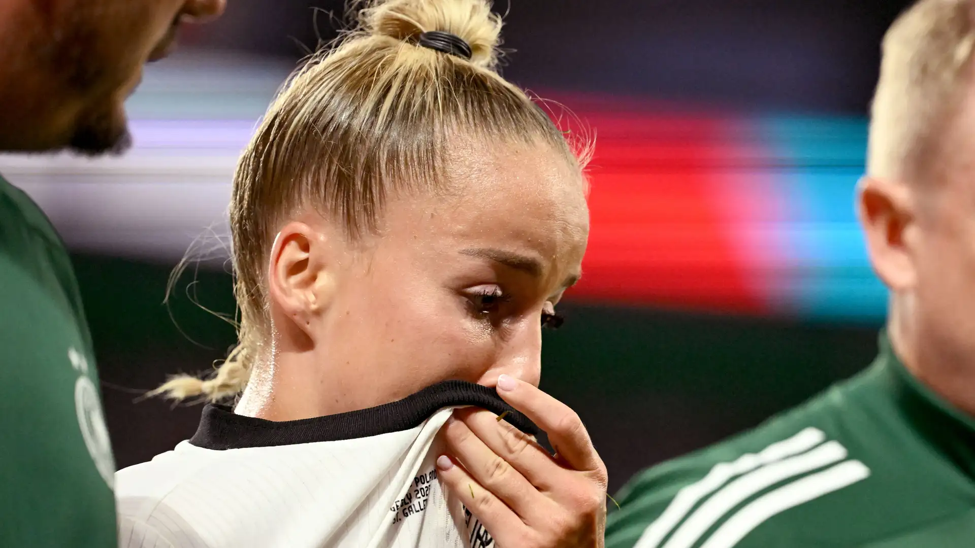 Germany’s Euro 2025 campaign has suffered a significant setback after national team skipper Giulia Gwinn was ruled out for the rest of the tournament due to a knee injury. The 26-year-old was withdrawn during the first half of their opening match against Poland, prompting immediate concern from the German bench.