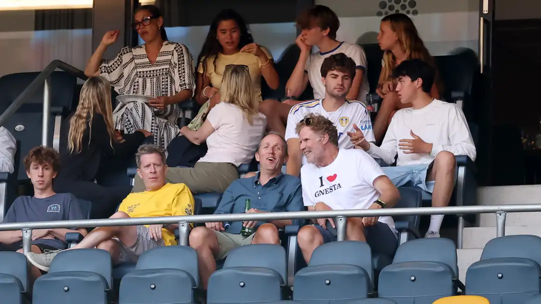 The friendly match between Manchester United and Leeds United may have ended without goals, but one unexpected guest provided plenty of entertainment off the pitch. Hollywood actor and comedian Will Ferrell was spotted in the stands during the pre-season clash in Stockholm on Saturday afternoon, drawing cheers and applause from the crowd with a humorous and heartfelt gesture.