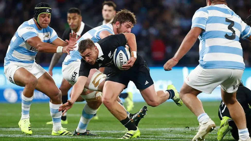 Cortez Ratima (centre) scored New Zealand's second try in Cordoba