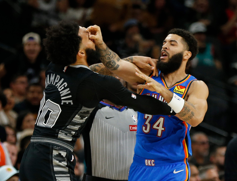 The game between the San Antonio Spurs and the Oklahoma City Thunder, won by the visitors Thunder 132-146, was marked by a huge scuffle started by San Antonio's Julian Champagnie and Thunder's Kenrich Williams.