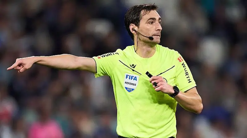 Ricardo de Burgos Bengoetxea has previously refereed Clasicos