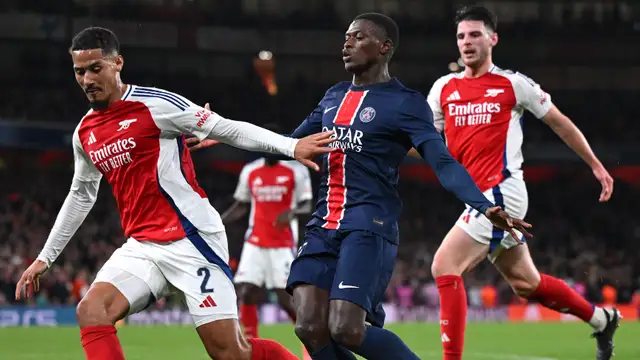 Paris Saint-German fans put up banners at Parc des Princes targeting Arsenal ahead of their Champions League semi-final clash.