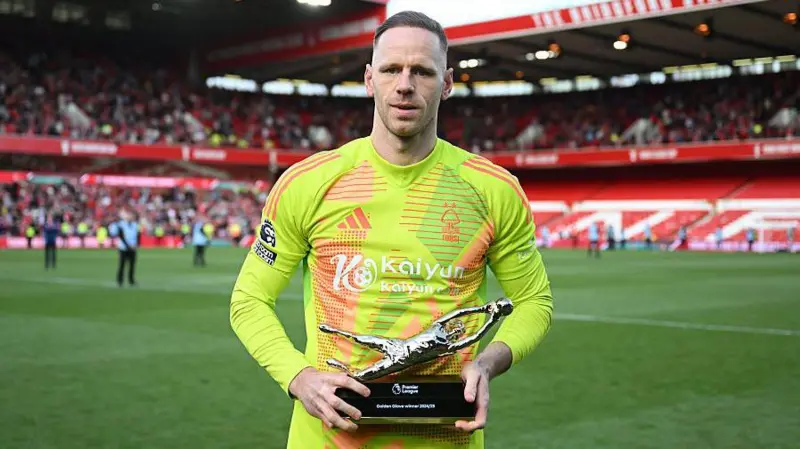 Matz Sels won his first Golden Glove with 13 clean sheets