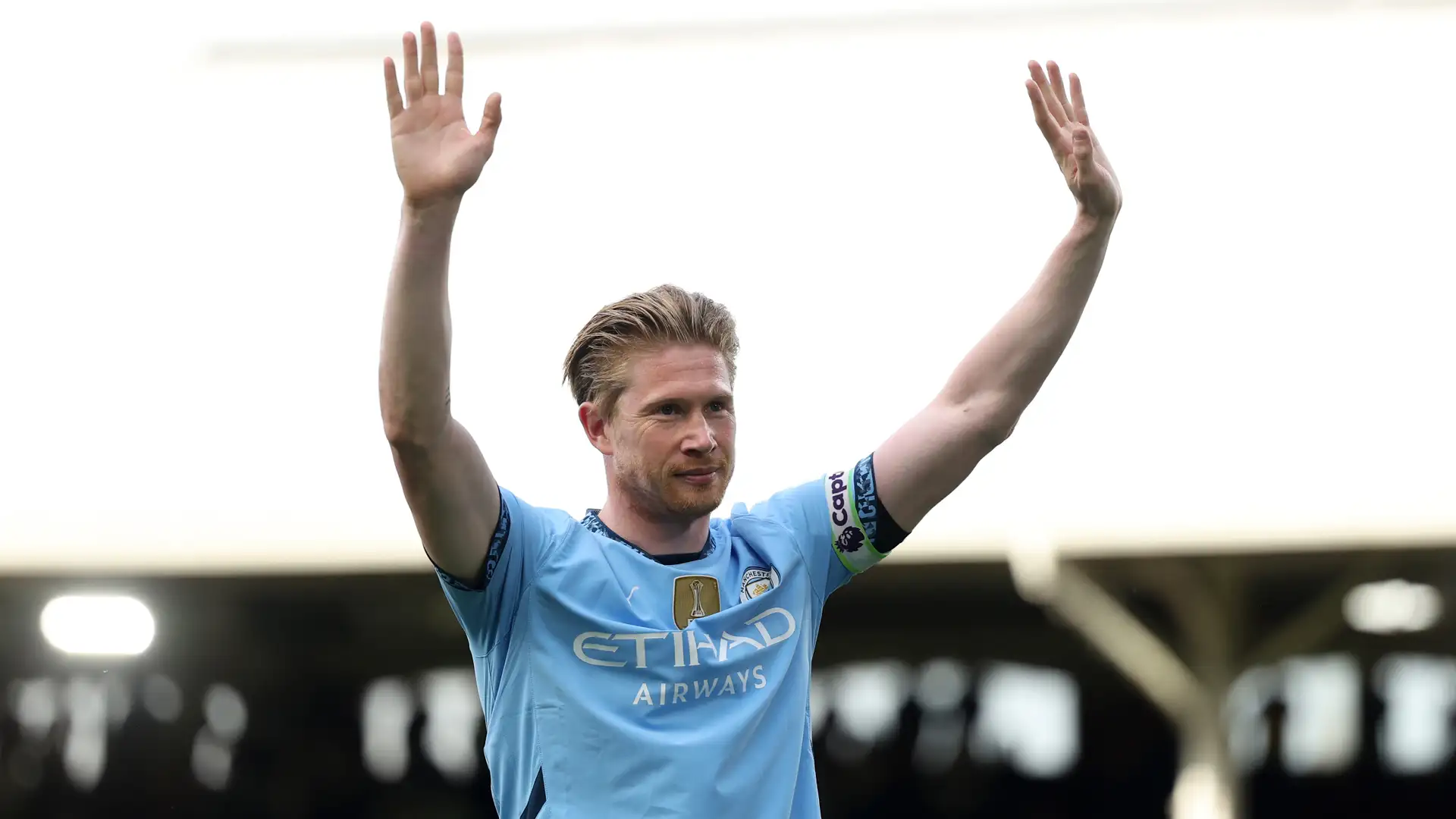 Kevin De Bruyne’s move to Napoli has stalled due to club’s managerial uncertainty, with rumours emerging that he could continue in the Premier League.