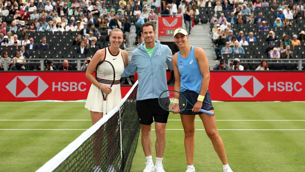 Murray did the coin toss before the opening match- between Petra Kvitova and Beatriz Haddad Maia - on the Andy Murray Arena