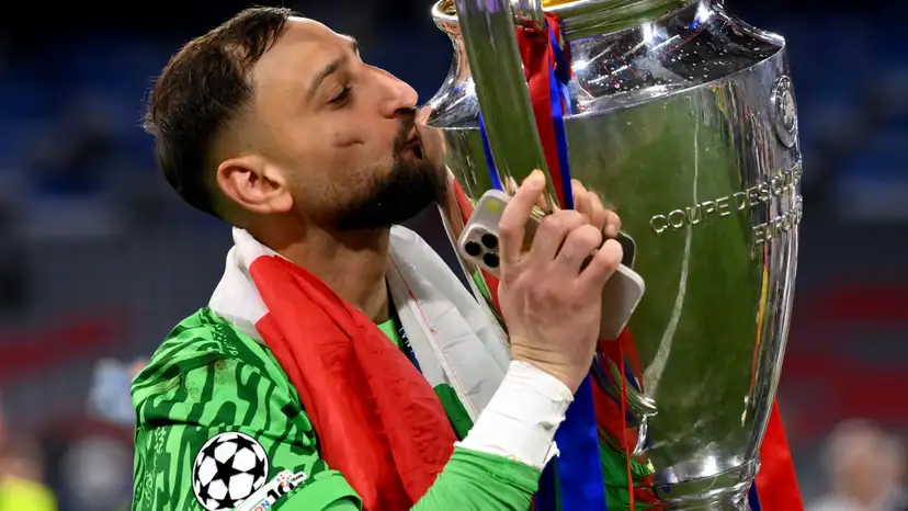 Manchester United-linked Gianluigi Donnarumma has delivered a “no problem” update on his contract talks with Paris Saint-Germain.