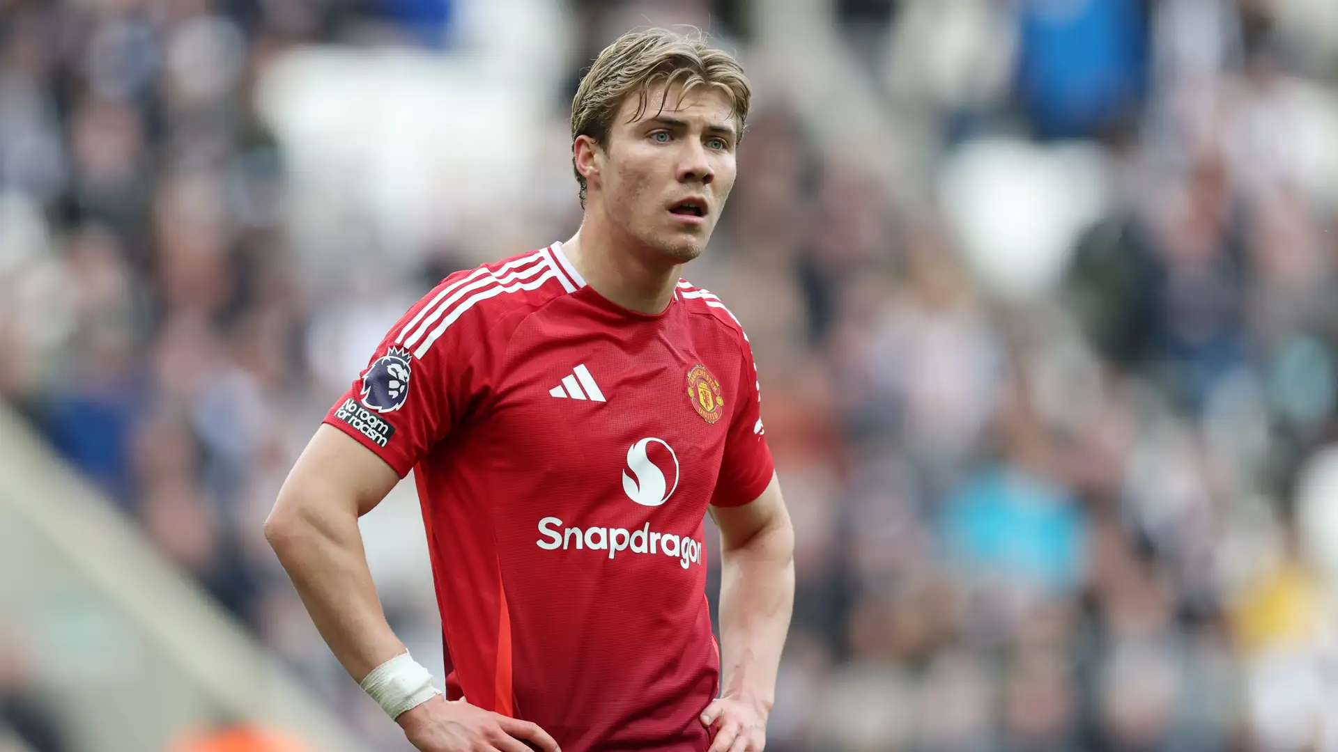 Paul Scholes wants to see Manchester United keep hold of Rasmus Hojlund, who he feels has been "absolutely flogged to death".