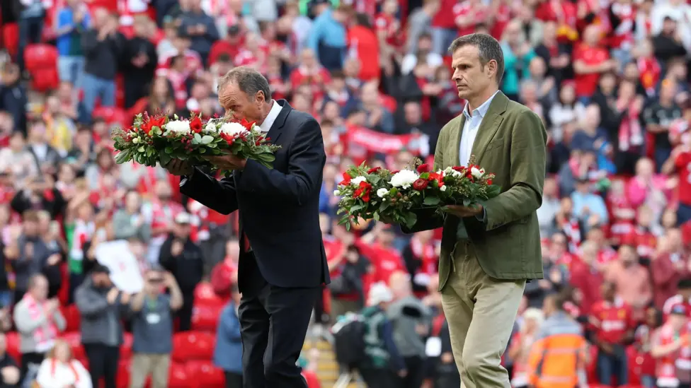 Liverpool legend Phil Thompson and Athletic president Jon Uriarte laid wreaths on the pitch before the first Anfield game since Jota's death