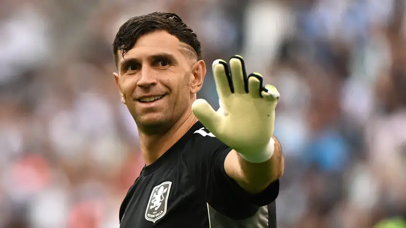 Manchester United have made a fresh move for Aston Villa's Emiliano Martinez with two days of the summer transfer window remaining.