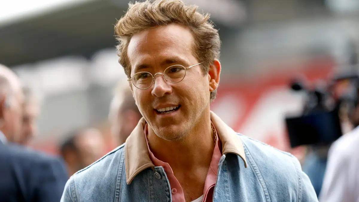 Wrexham co-owners Ryan Reynolds and Rob McElhenney touched down to witness Wrexham’s first home match in the Championship against West Brom in front of a packed-out SToK Cae Ras. The timing couldn’t be bigger. Just a week ago, Wrexham’s Championship debut ended in heartbreak at St Mary’s when Southampton stunned them with two stoppage-time goals to snatch a 2-1 comeback. Now, the club’s glamorous backers hope the team can bounce back with three points.