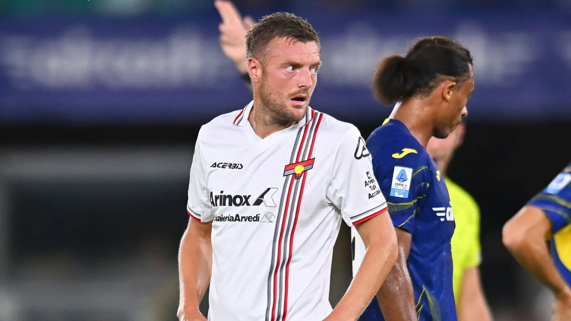 Jamie Vardy's career in the Serie A is off to a worrying start. The reason has to do with an alleged injury that the Cremonese striker suffered in the wake of his debut for the club, coming on as a substitute against Hellas Verona on Monday. However, he is now a major doubt for Sunday's trip to Parma, with Cremonese are taking extreme caution in this situation.