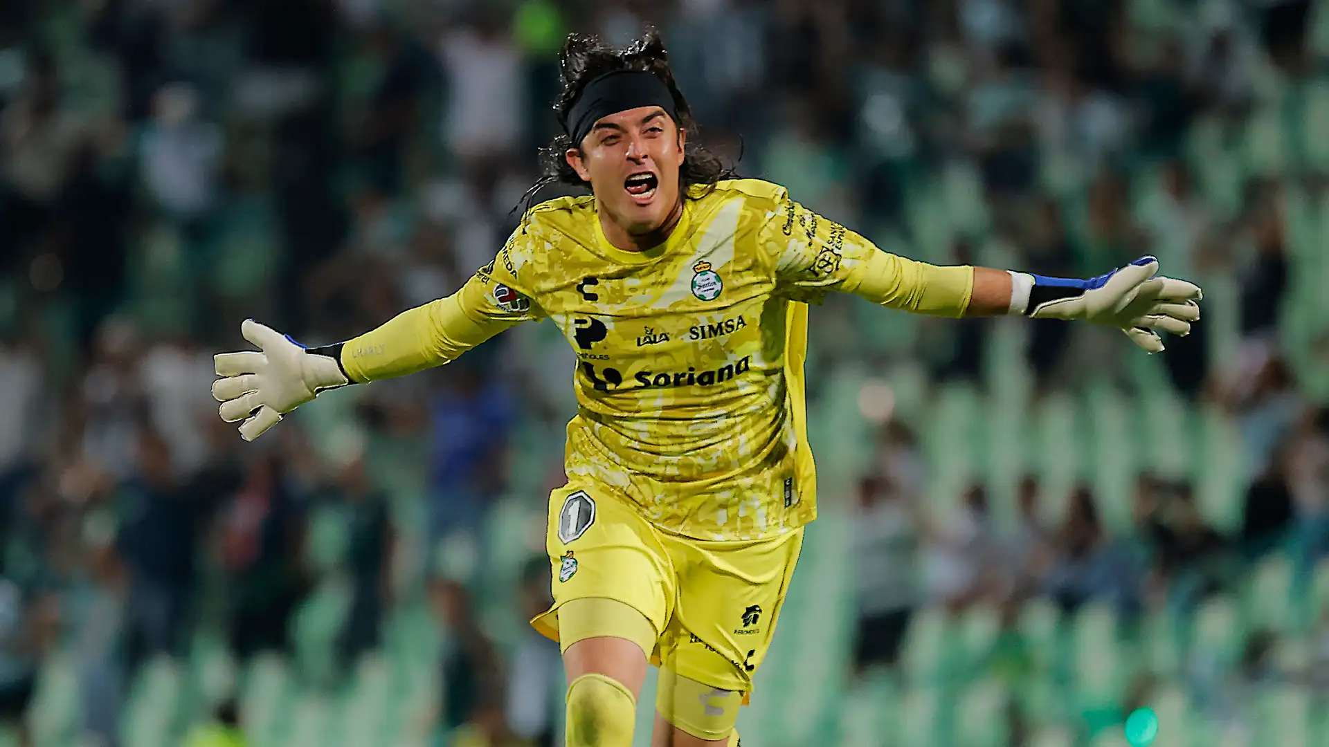 With only three FIFA international windows remaining before the World Cup in June, Carlos Acevedo has a prime opportunity to stake his claim for Mexico’s final roster. The Santos Laguna goalkeeper joins Luis Ángel Malagón, Raúl Rangel, Guillermo Ochoa, and Carlos Moreno in competing to impress head coach Javier Aguirre.
