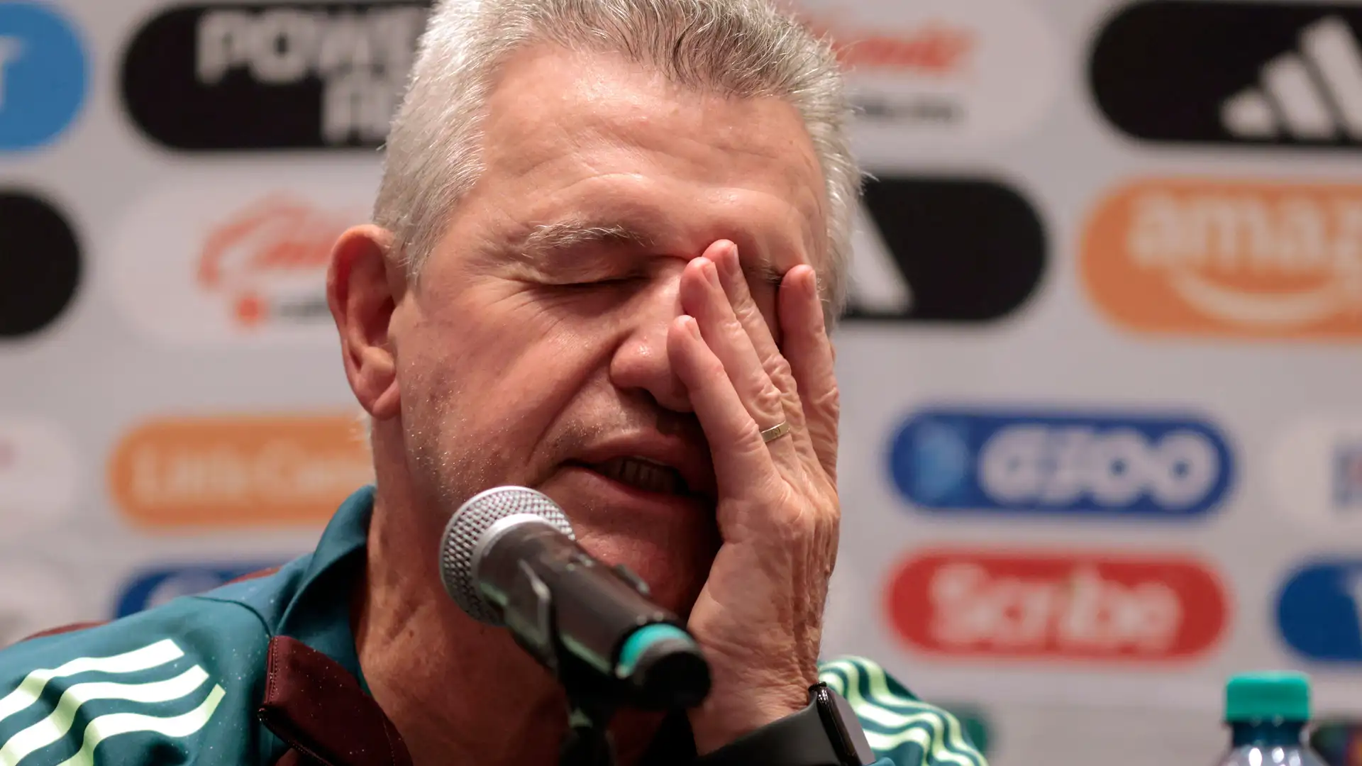 Mexico coach Javier Aguirre made it clear that only players with mental toughness will make his roster for the World Cup, saying his project with El Tri isn’t for those who “can’t handle the heat.” Aguirre also addressed the goalkeeping situation, casting doubt on Luis Ángel Malagón’s status as the starter and saying the position is still up for grabs.