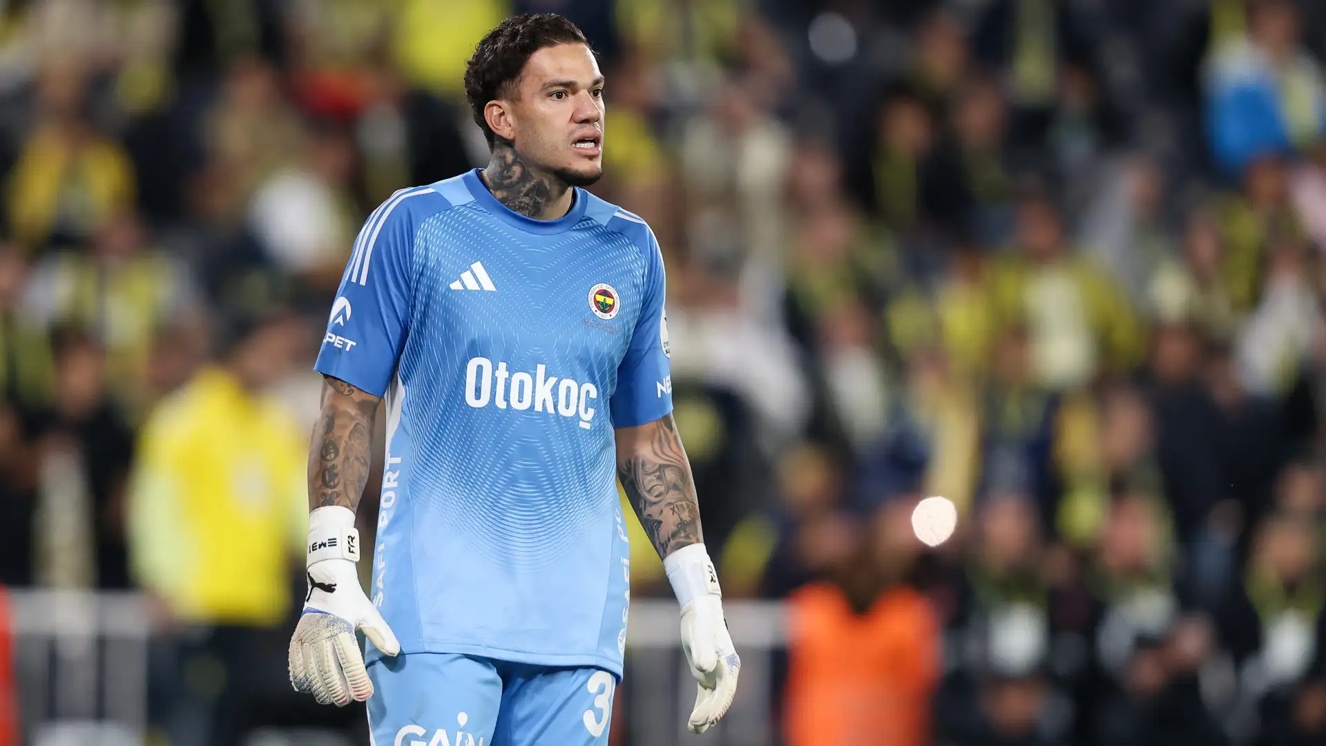 Former Manchester City goalkeeper Ederson endured a hostile welcome to Istanbul’s fiercest football rivalry, pelted with objects by Besiktas fans during Fenerbahce’s fiery 3-2 derby win. The Brazilian, who left City after eight years and six Premier League titles, responded with calm defiance as he posted a thumbs-up photo after the match, symbolising both resilience and victory in one of Europe’s most volatile derbies.