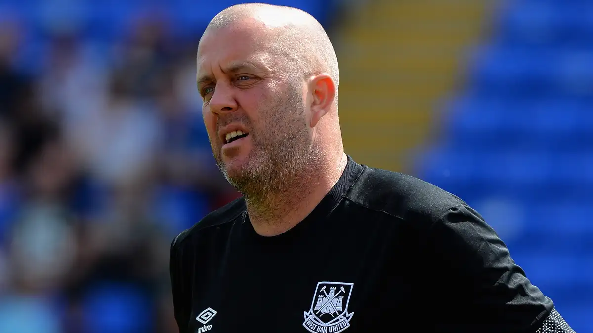 Former West Ham United star Julian Dicks has slammed the club's decision to leave Upton Park and move to the Olympic Stadium. The Hammers have endured a difficult start to their 2025-26 Premier League campaign as they are currently languishing in the bottom half of the league table, tied on points with 18th-placed Leeds United after 12 rounds of matches. Former West Ham United star Julian Dicks has slammed the club's decision to leave Upton Park and move to the Olympic Stadium. The Hammers have endured a difficult start to their 2025-26 Premier League campaign as they are currently languishing in the bottom half of the league table, tied on points with 18th-placed Leeds United after 12 rounds of matches.