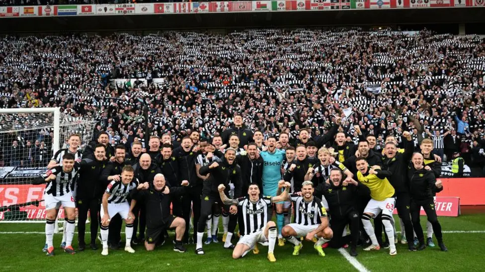 Sunderland recreated this picture from Newcastle's 2024 FA Cup victory over the Black Cats