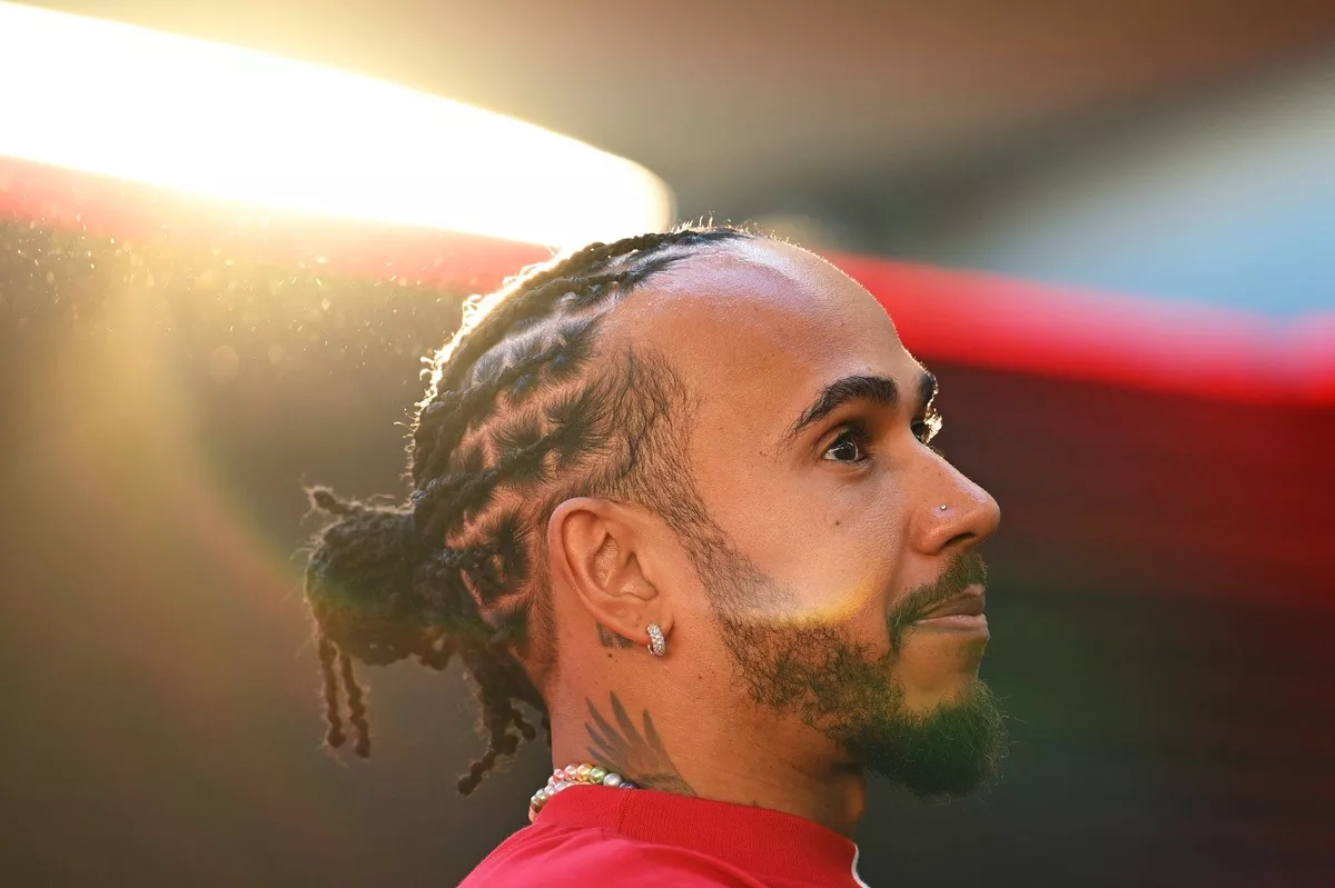 Lewis Hamilton’s “Class of 2025” dinner photo has given fans a rare, wholesome look at the F1 grid off-duty