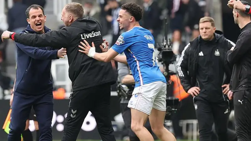 Sunderland, under Regis le Bris, are 11th in the Premier League with Eddie Howe's Newcastle 12th