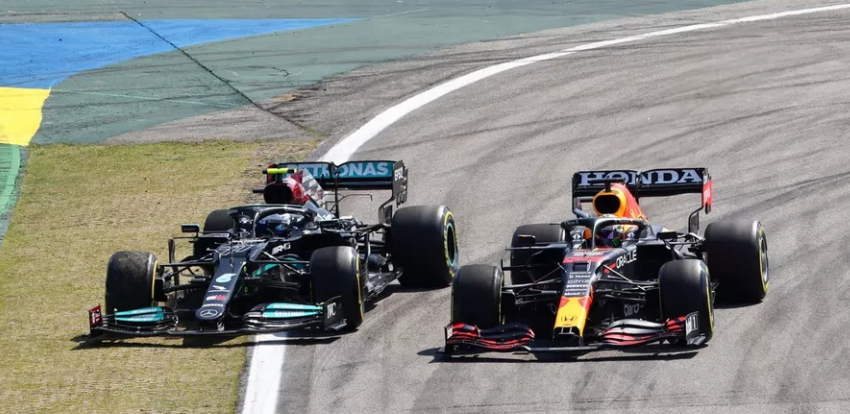 Max Verstappen, Red Bull Racing RB16B, Valtteri Bottas, Mercedes W12