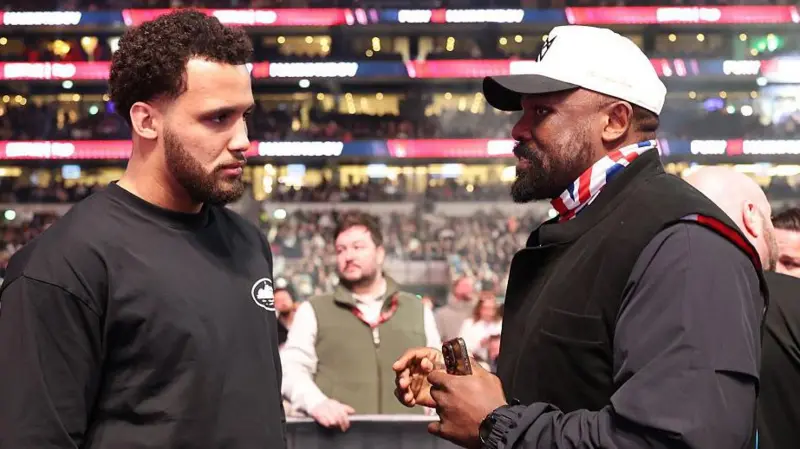 Moses Itauma (left) is considered by many as the future of heavyweight boxing
