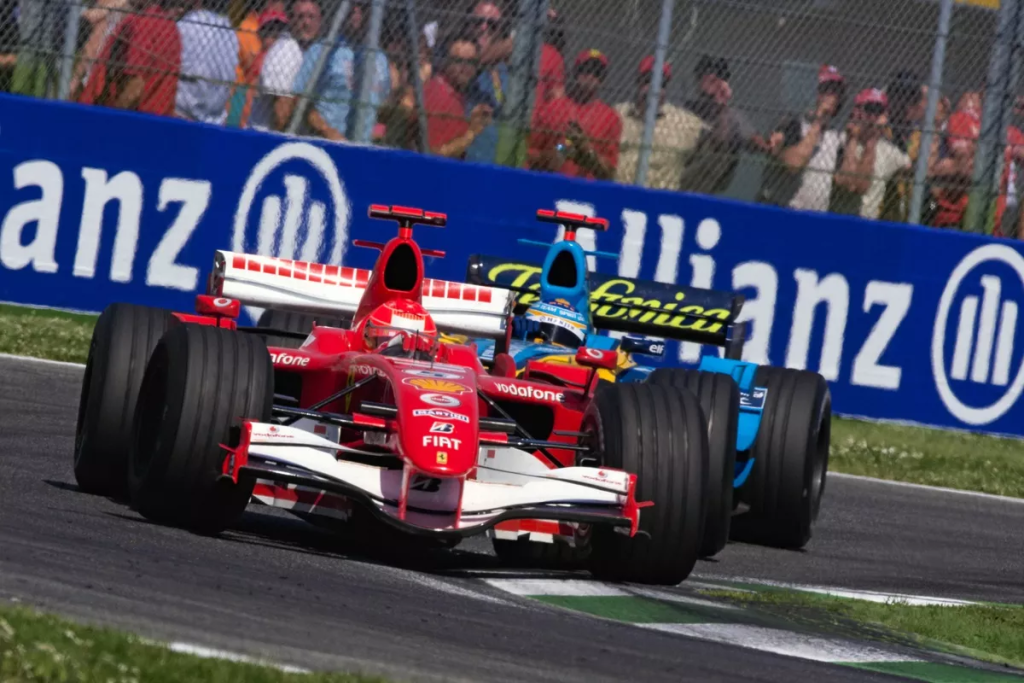Michael Schumacher, Ferrari 248 F1, Fernando Alonso, Renault R26
