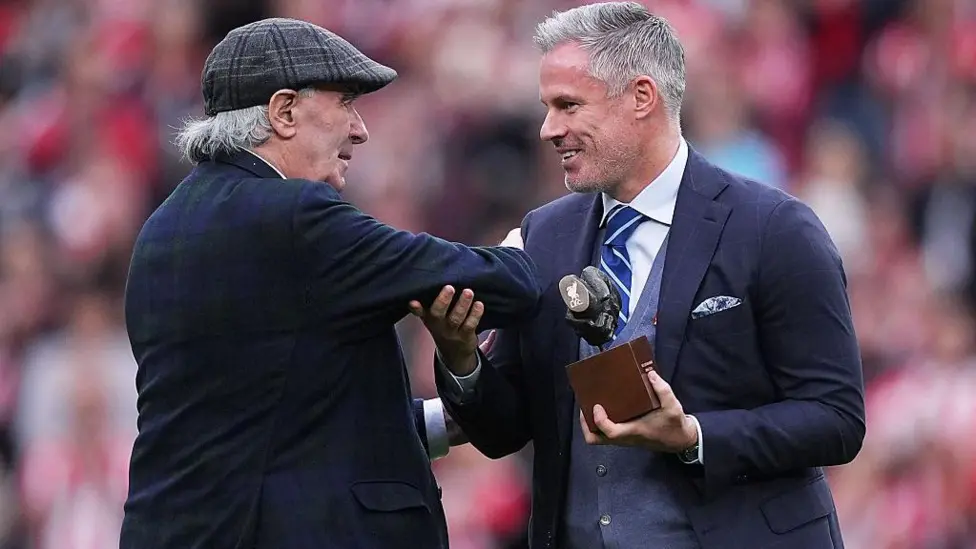 Jamie Carragher was handed his award by Athletic Club legend Jose Angel Iribar during half-time of Athletic Club's match against Girona in September